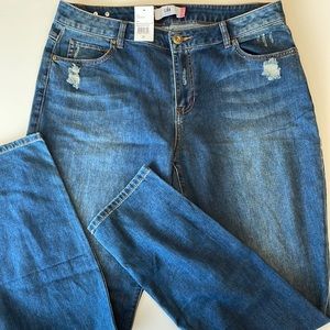 NWT CAbi Outlet Destructed Curvy Skinny Jeans
